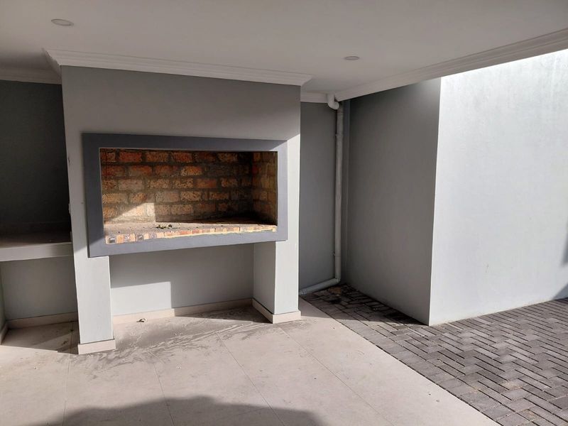 Spacious Newly Renovated 4-Bedroom Family Home to Rent in Parklands - Photo 7