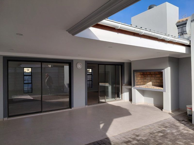 Spacious Newly Renovated 4-Bedroom Family Home to Rent in Parklands - Photo 6