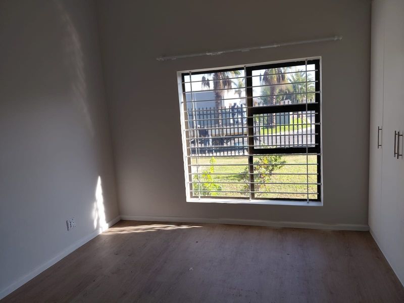 Spacious Newly Renovated 4-Bedroom Family Home to Rent in Parklands - Photo 9