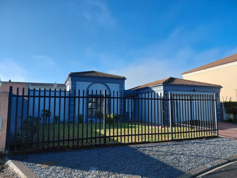 Spacious Newly Renovated 4-Bedroom Family Home to Rent in Parklands - Photo 1