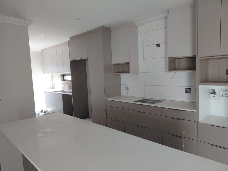 Spacious Newly Renovated 4-Bedroom Family Home to Rent in Parklands - Photo 2