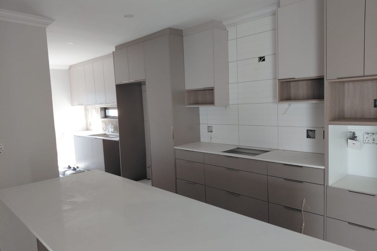 Spacious Newly Renovated 4-Bedroom Family Home to Rent in Parklands - Photo 2