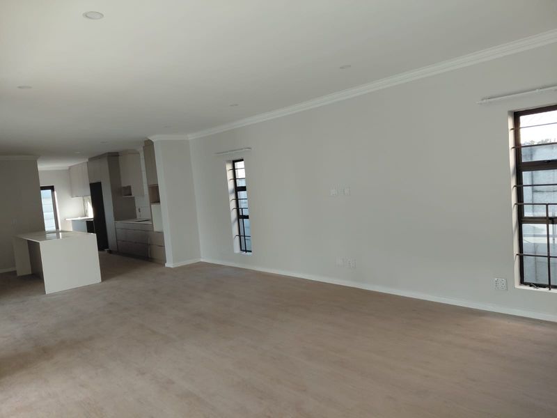 Spacious Newly Renovated 4-Bedroom Family Home to Rent in Parklands - Photo 5