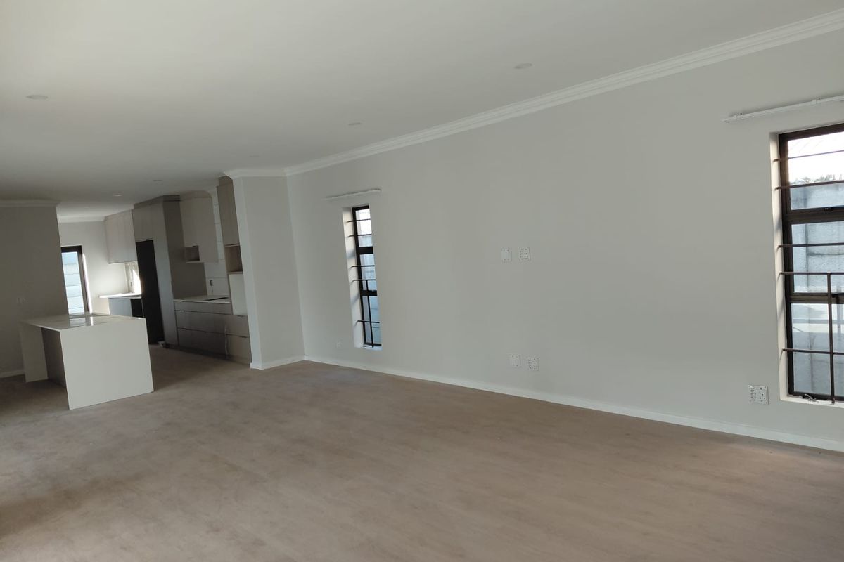 Spacious Newly Renovated 4-Bedroom Family Home to Rent in Parklands - Photo 5