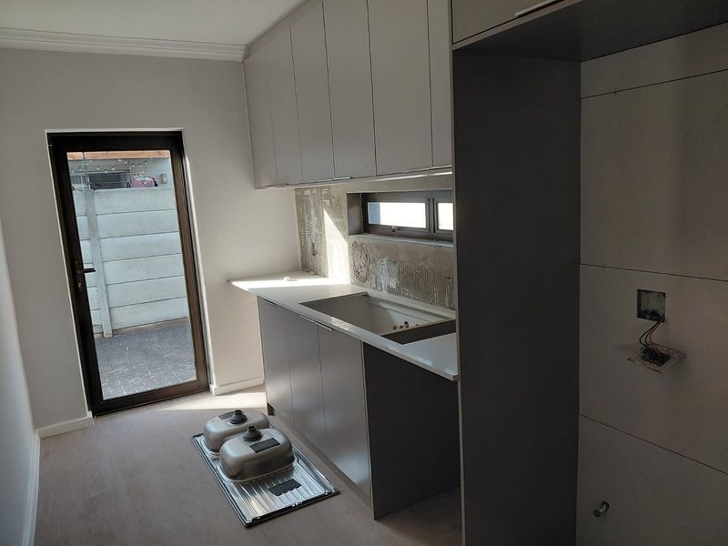 Spacious Newly Renovated 4-Bedroom Family Home to Rent in Parklands - Photo 4