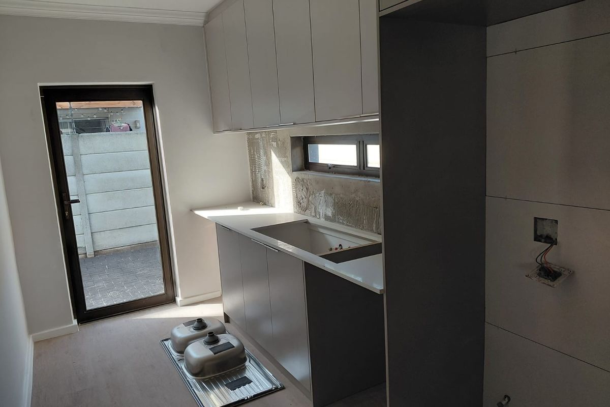 Spacious Newly Renovated 4-Bedroom Family Home to Rent in Parklands - Photo 4