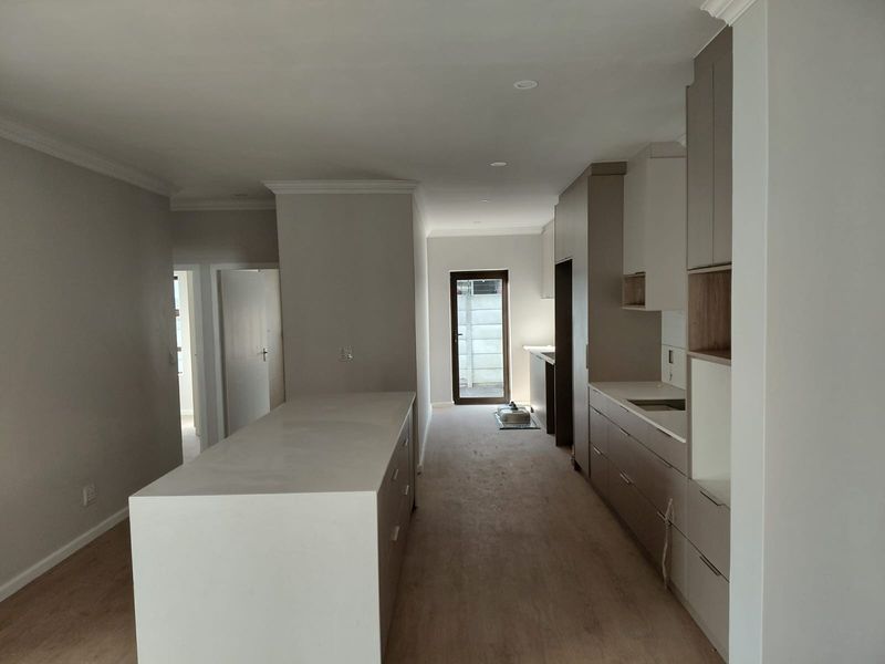 Spacious Newly Renovated 4-Bedroom Family Home to Rent in Parklands - Photo 3