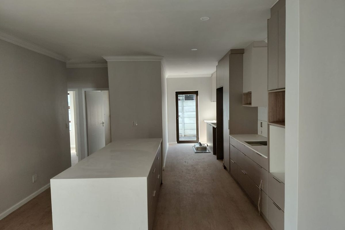 Spacious Newly Renovated 4-Bedroom Family Home to Rent in Parklands - Photo 3