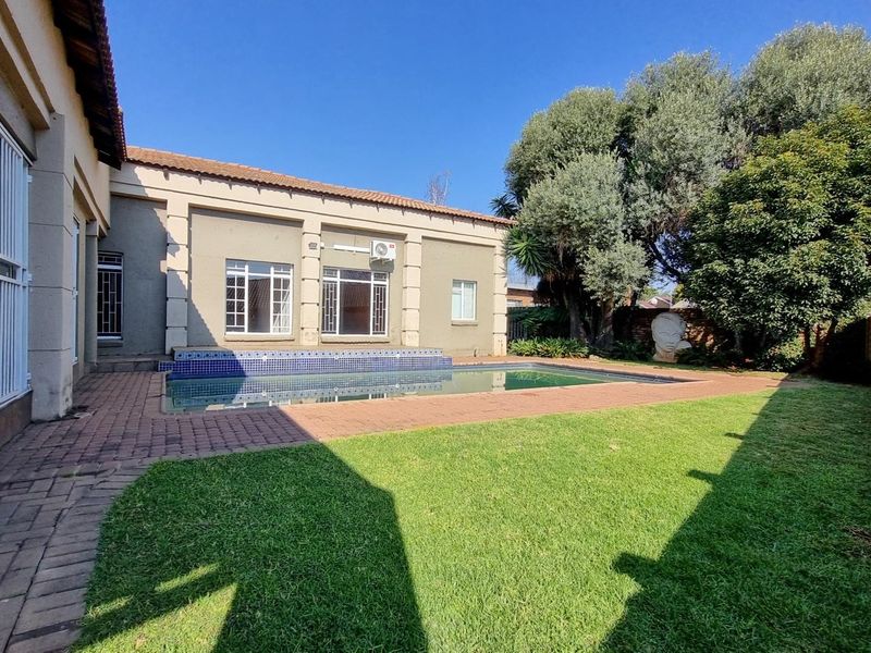 Spacious Family Home with Exceptional Entertainment Areas in Aerorand - Photo 4