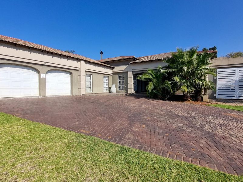 Spacious Family Home with Exceptional Entertainment Areas in Aerorand - Photo 2