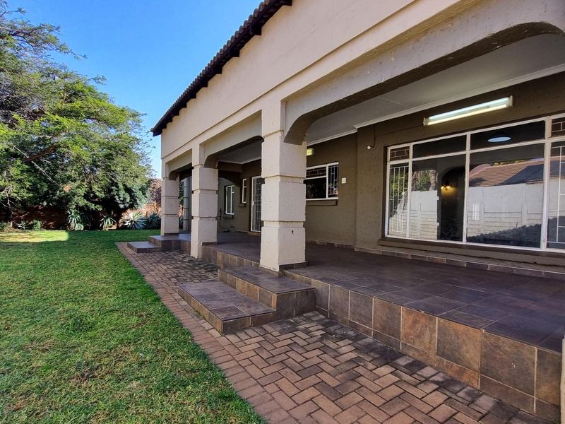 Spacious Family Home with Exceptional Entertainment Areas in Aerorand - Photo 7