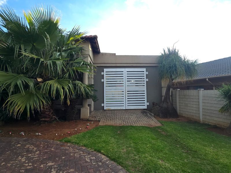 Spacious Family Home with Exceptional Entertainment Areas in Aerorand - Photo 6
