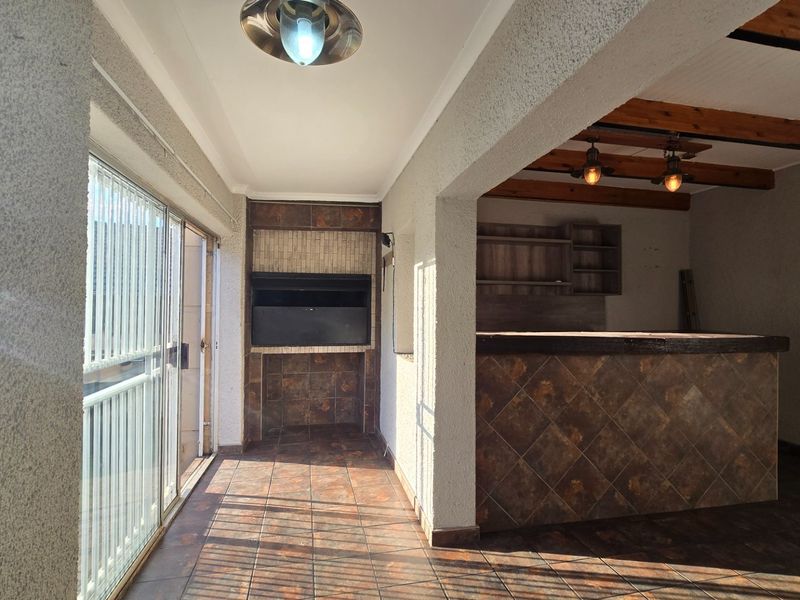 Spacious Family Home with Exceptional Entertainment Areas in Aerorand - Photo 10