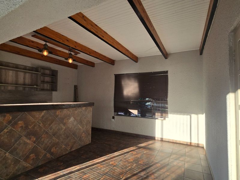 Spacious Family Home with Exceptional Entertainment Areas in Aerorand - Photo 9