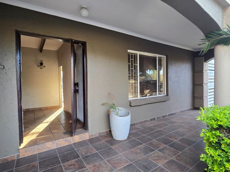 Spacious Family Home with Exceptional Entertainment Areas in Aerorand - Photo 8