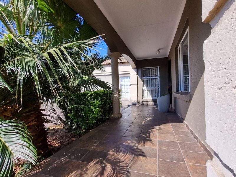 Spacious Family Home with Exceptional Entertainment Areas in Aerorand - Photo 3