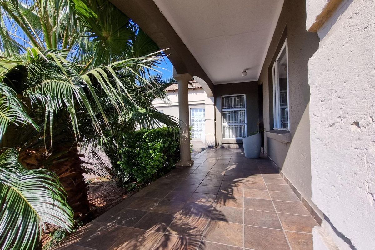 Spacious Family Home with Exceptional Entertainment Areas in Aerorand - Photo 3