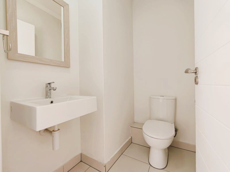 Mountain view Apartments For Sale in Zonnebloem, Cape Town - Photo 8