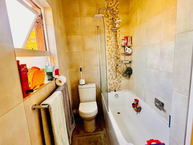 Apartment To Rent in Magaliessig, Sandton - Photo 7