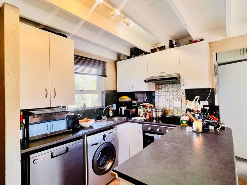 Apartment To Rent in Magaliessig, Sandton - Photo 3