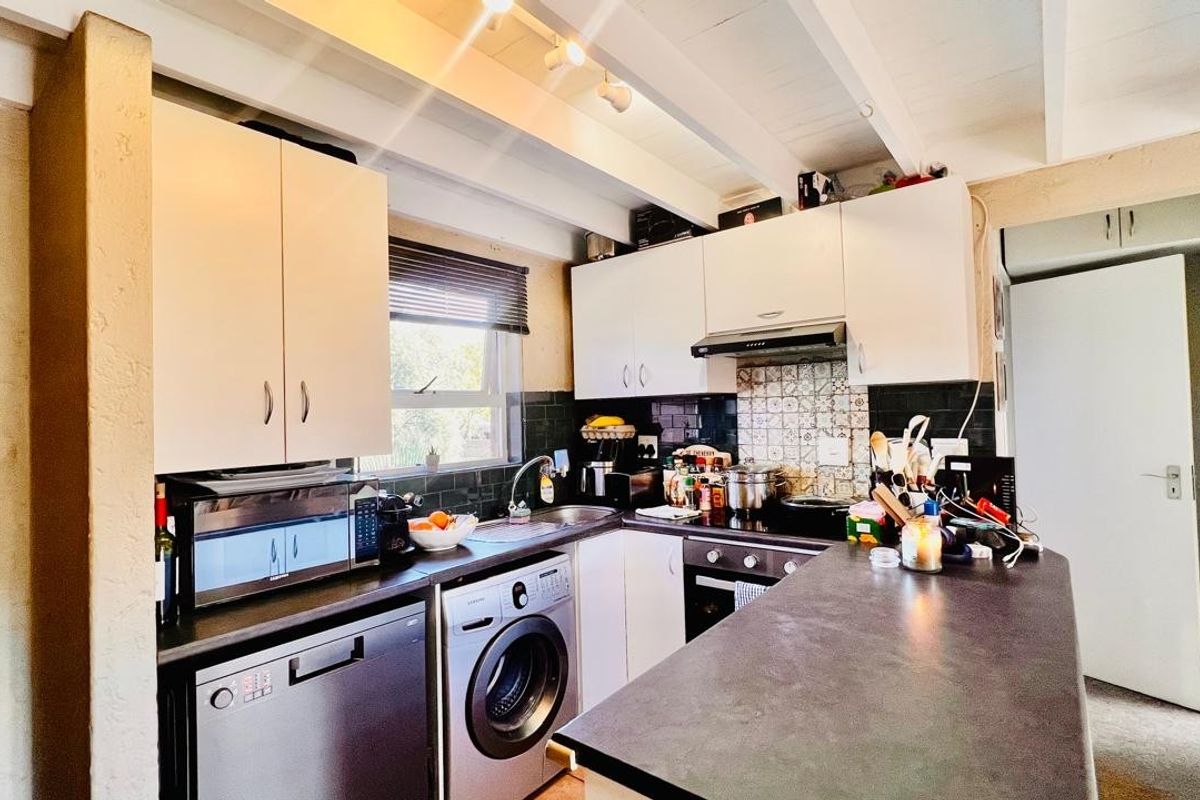 Apartment To Rent in Magaliessig, Sandton - Photo 3