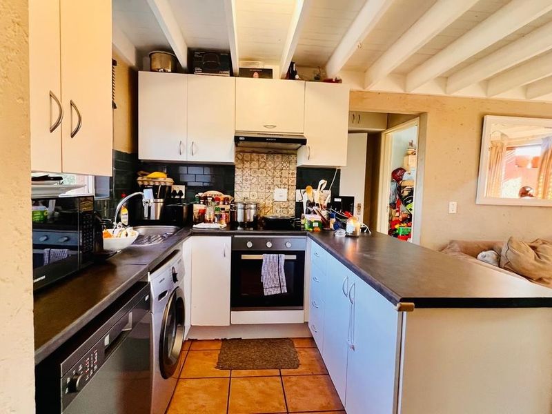 Apartment To Rent in Magaliessig, Sandton - Photo 2
