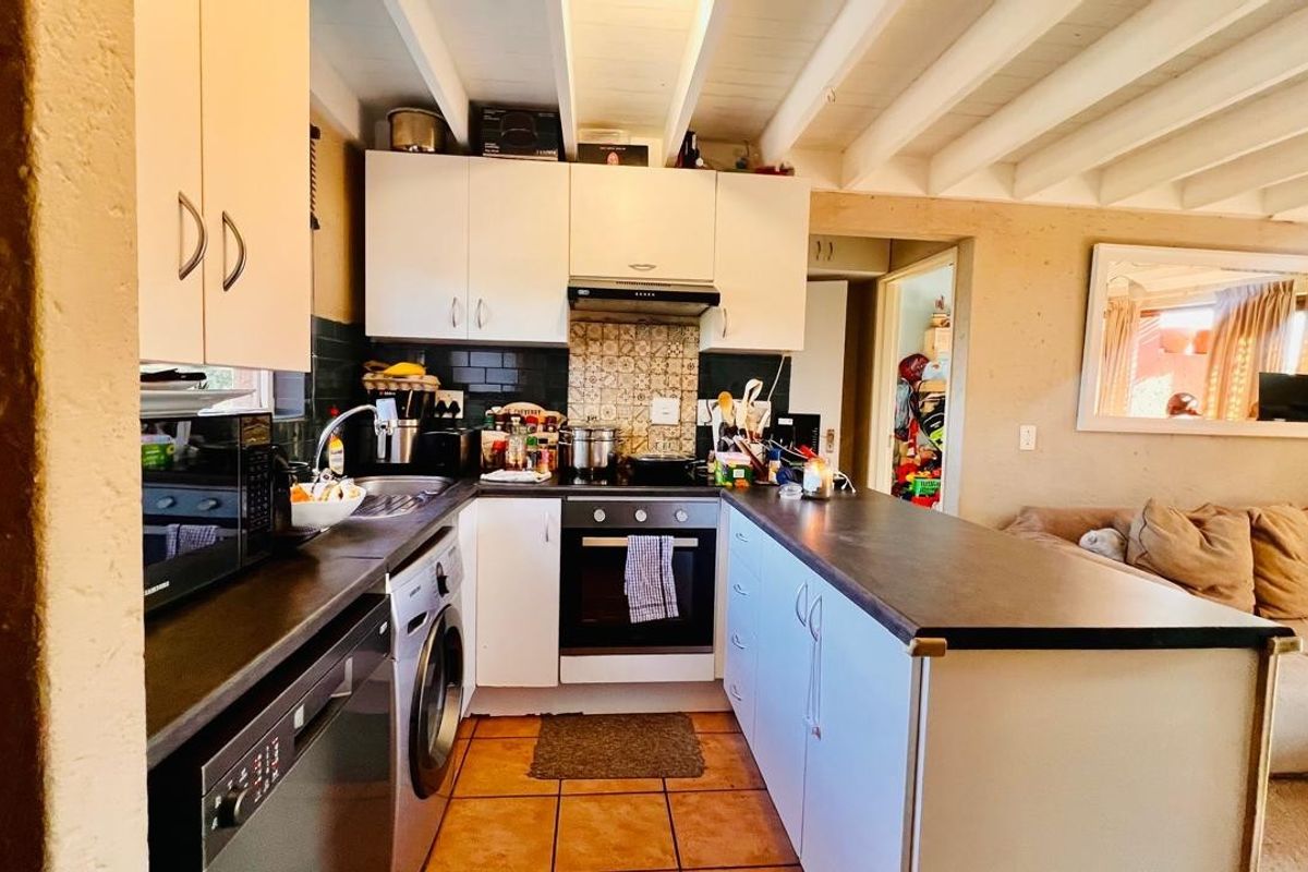 Apartment To Rent in Magaliessig, Sandton - Photo 2