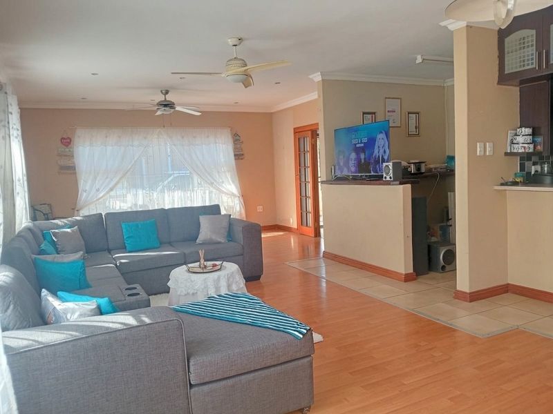 Spacious 3-Bedroom Family Home with 2-Bedroom Cottage - Photo 2