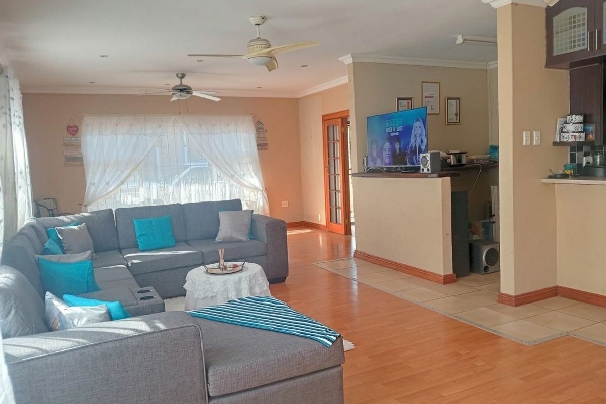 Spacious 3-Bedroom Family Home with 2-Bedroom Cottage - Photo 2
