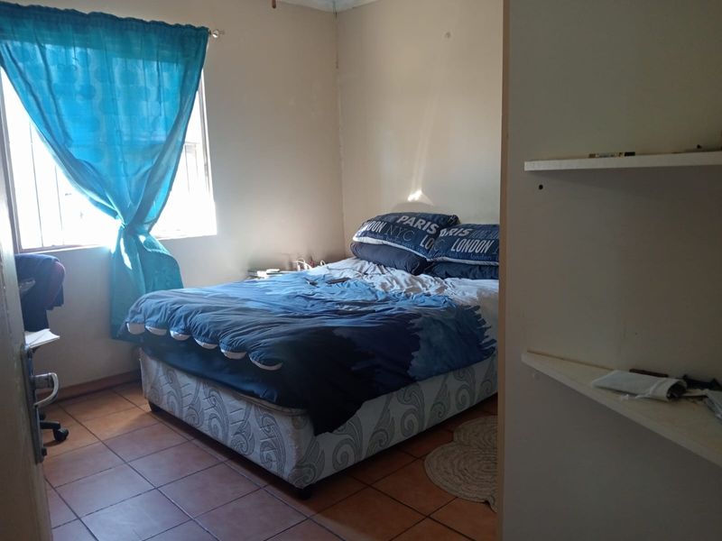 Spacious 3-Bedroom Family Home with 2-Bedroom Cottage - Photo 9