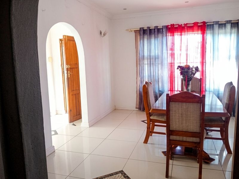 Spacious 3-Bedroom Family Home with 2-Bedroom Cottage - Photo 8
