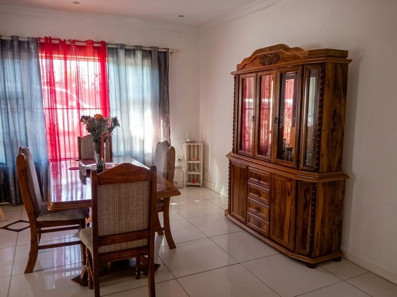 Spacious 3-Bedroom Family Home with 2-Bedroom Cottage - Photo 7
