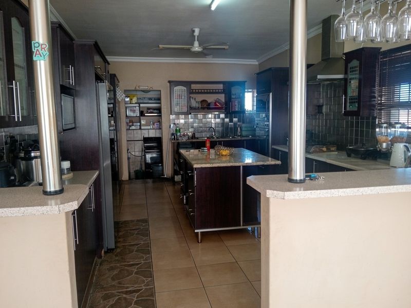 Spacious 3-Bedroom Family Home with 2-Bedroom Cottage - Photo 6