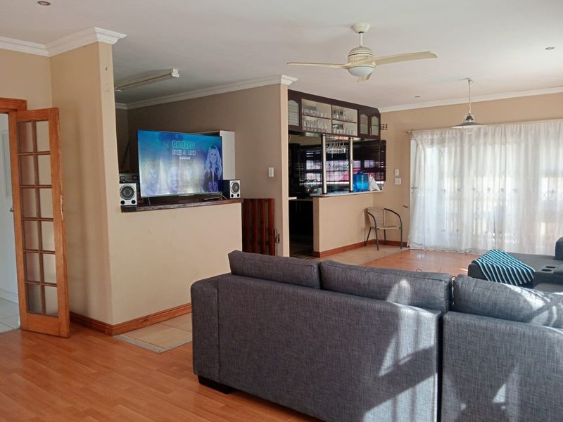 Spacious 3-Bedroom Family Home with 2-Bedroom Cottage - Photo 4