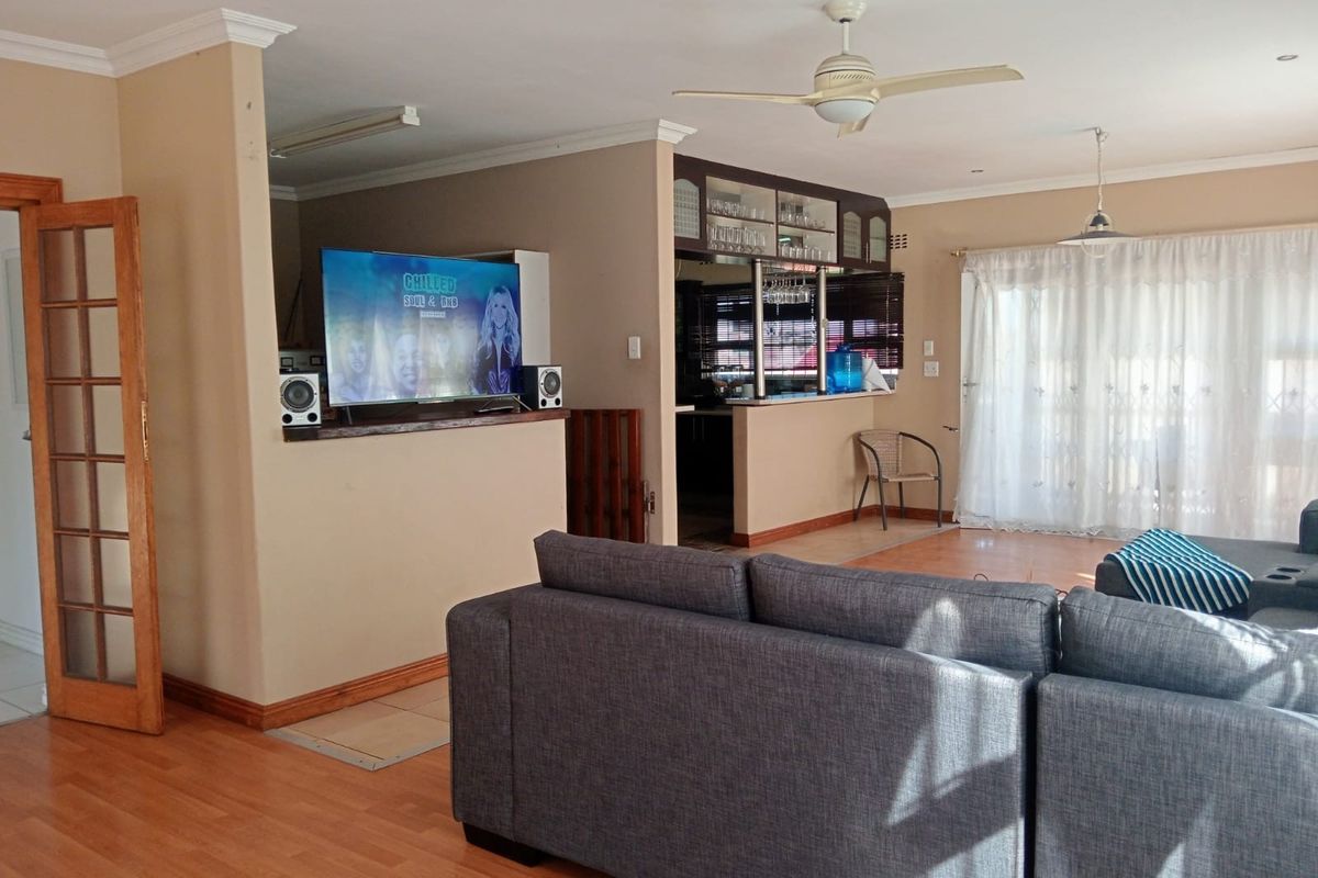 Spacious 3-Bedroom Family Home with 2-Bedroom Cottage - Photo 4