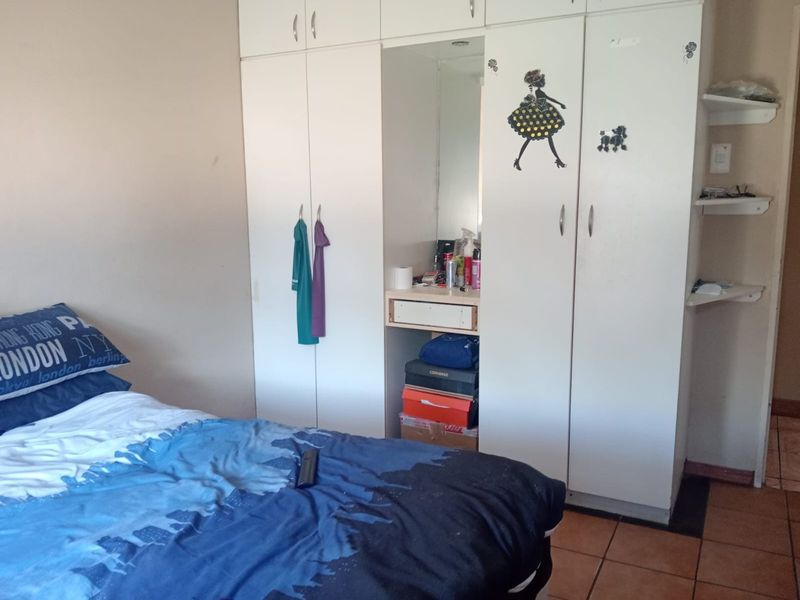 Spacious 3-Bedroom Family Home with 2-Bedroom Cottage - Photo 10