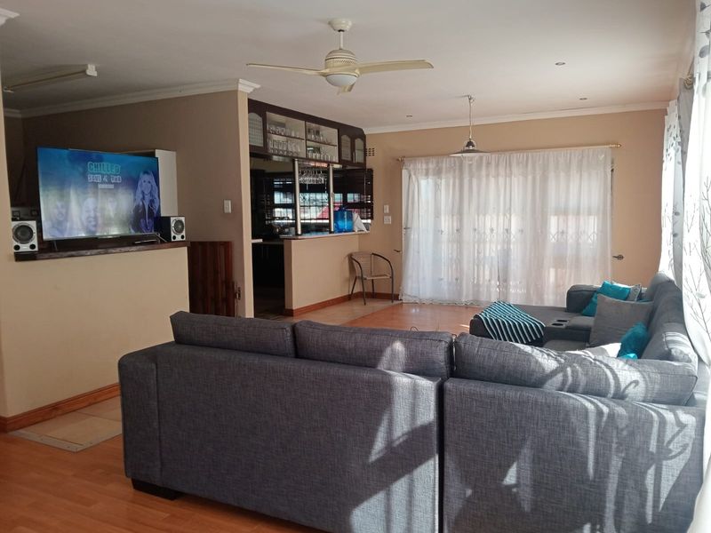 Spacious 3-Bedroom Family Home with 2-Bedroom Cottage - Photo 5