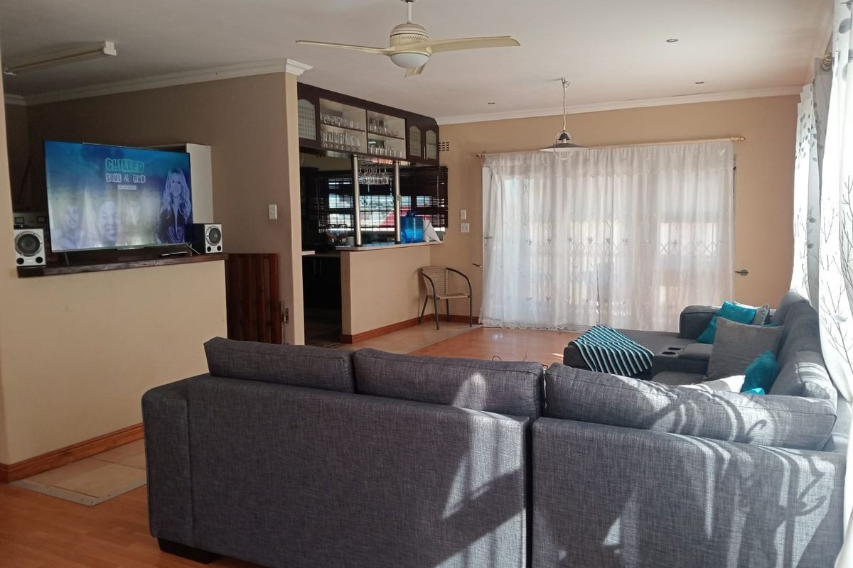 Spacious 3-Bedroom Family Home with 2-Bedroom Cottage - Photo 5
