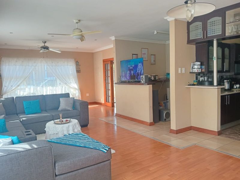 Spacious 3-Bedroom Family Home with 2-Bedroom Cottage - Photo 3