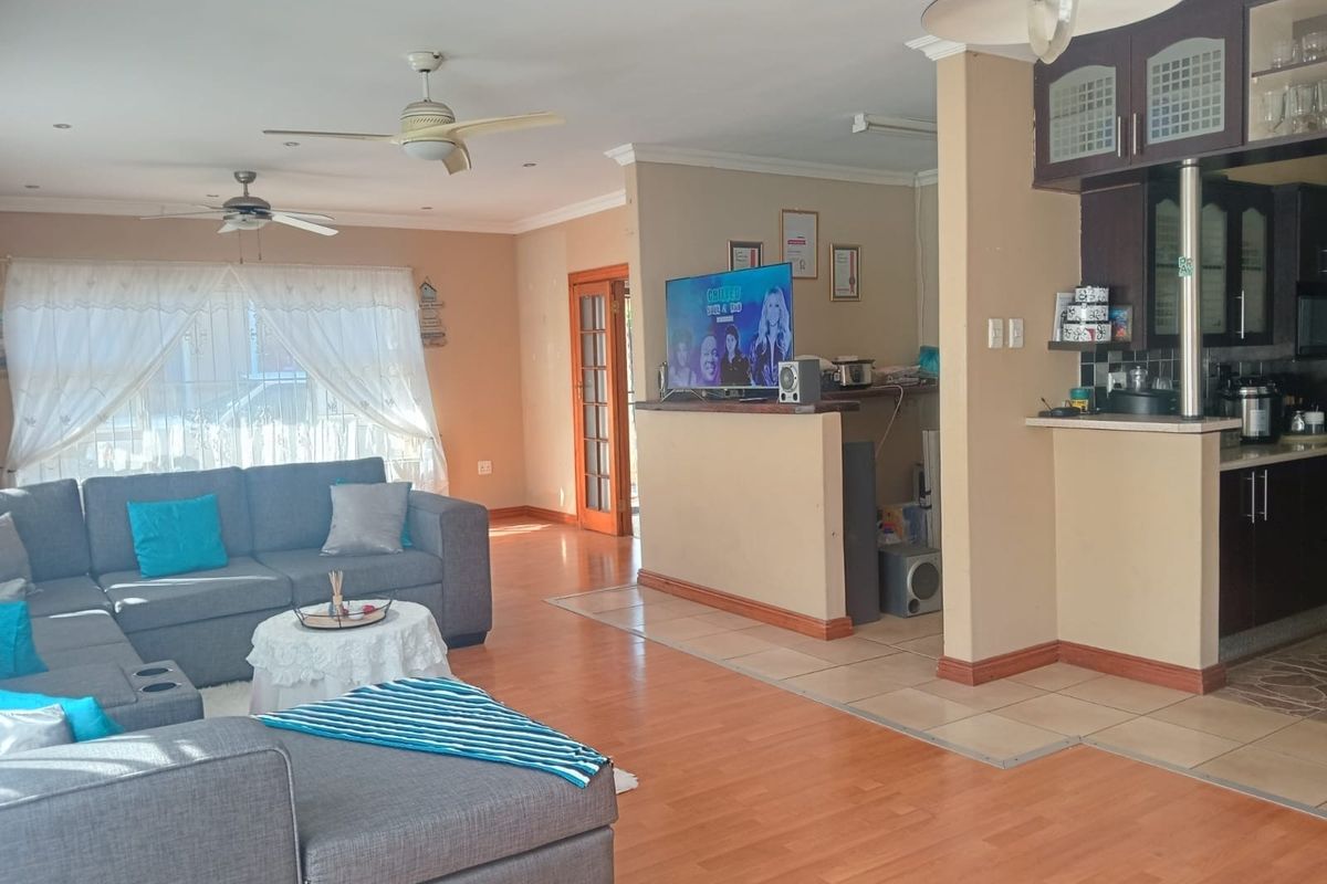Spacious 3-Bedroom Family Home with 2-Bedroom Cottage - Photo 3