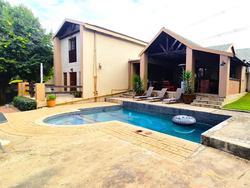 House For Sale in Paulshof, Sandton - Photo 2