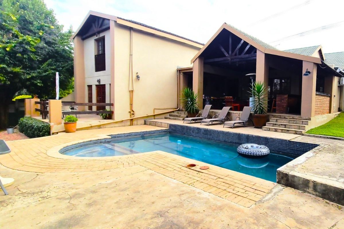 House For Sale in Paulshof, Sandton - Photo 2