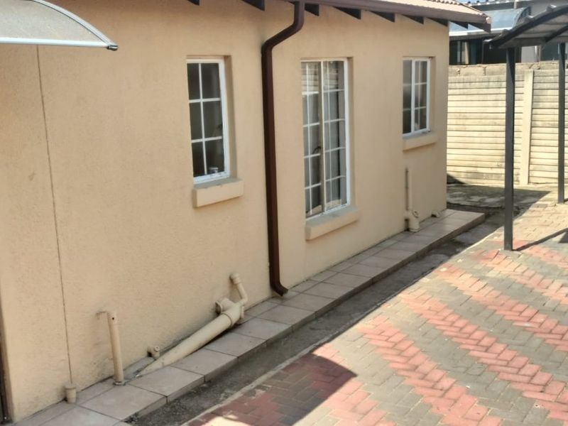 3-Bedroom House for Sale in Olievenhoutbosch, Centurion - Photo 2
