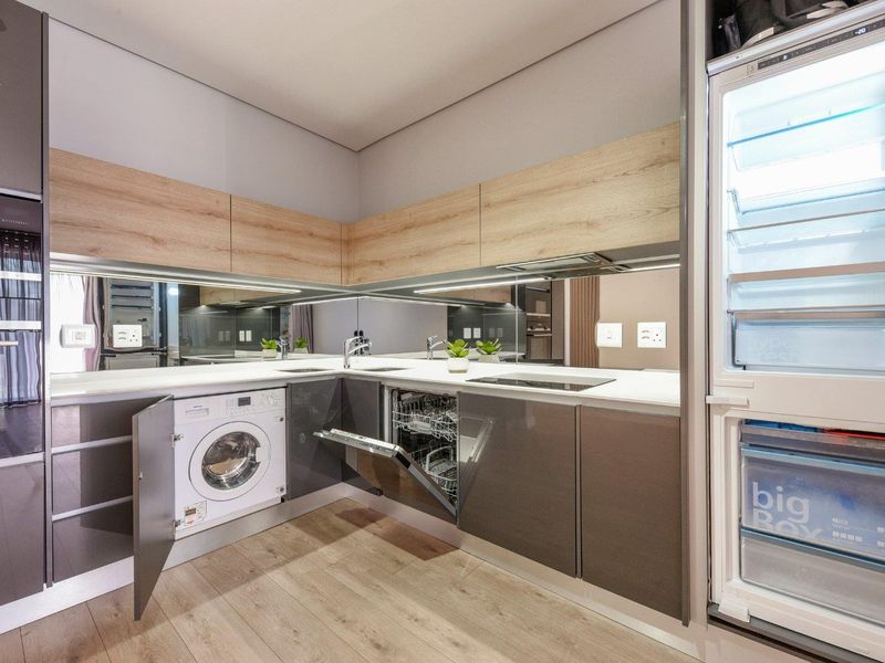 High-Design Luxury Meets Elite Urban Living: Impeccable 2-Bed, 2-Bath Haven at Tree Tops - Photo 4