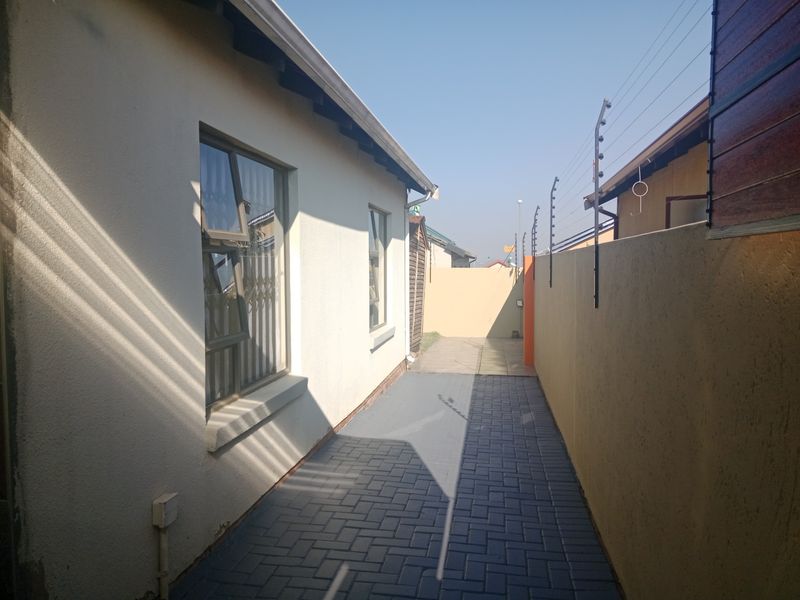 2 Bedroom House For Sale in Soshanguve East Ext 3, Soshanguve East, Soshanguve - Photo 3