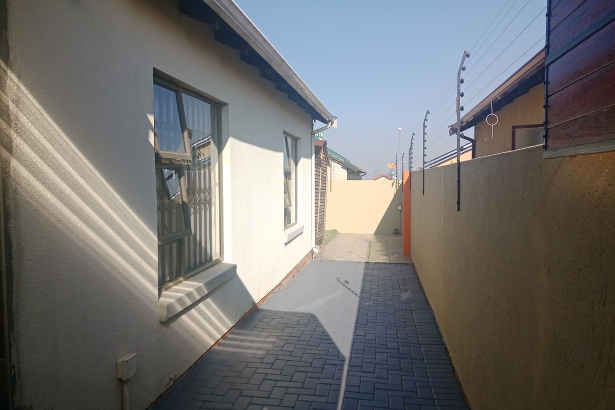 2 Bedroom House For Sale in Soshanguve East Ext 3, Soshanguve East, Soshanguve - Photo 3