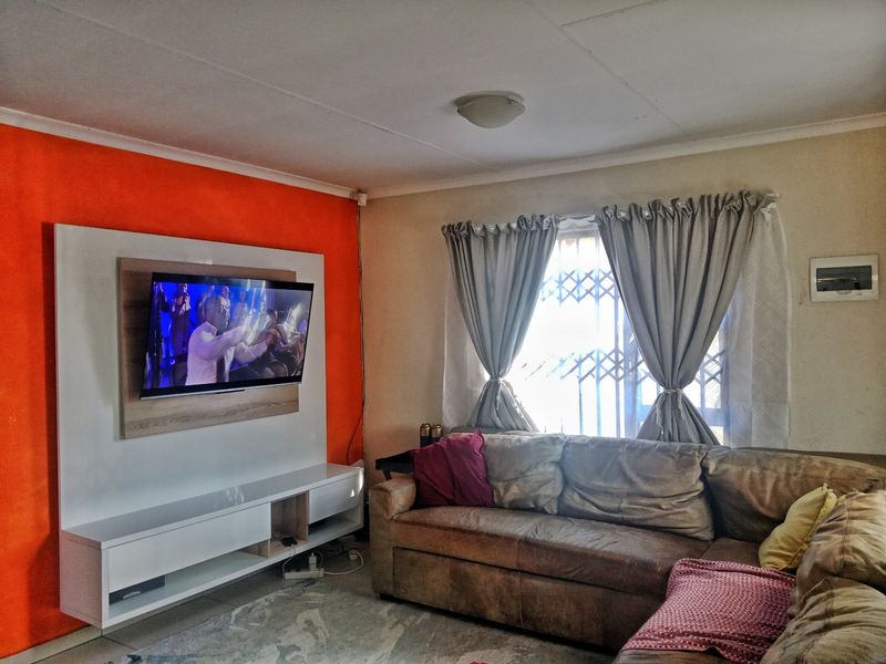 2 Bedroom House For Sale in Soshanguve East Ext 3, Soshanguve East, Soshanguve - Photo 6
