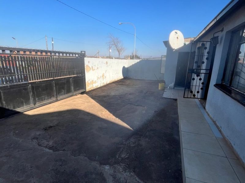 House For Sale in Tladi, Soweto - Photo 3