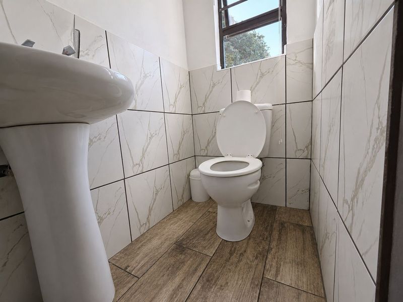 Spacious Family Home With Flat - Photo 10