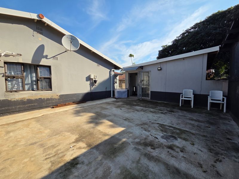 Spacious Family Home With Flat - Photo 2